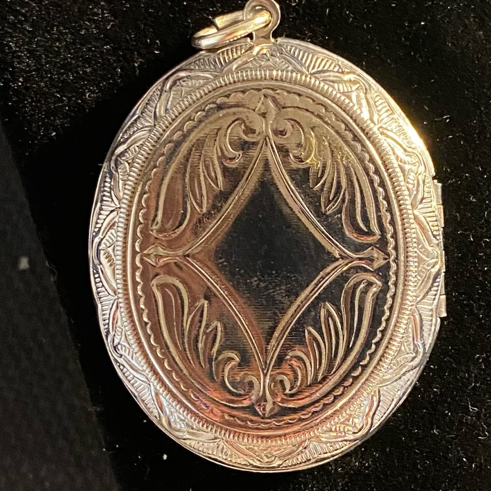 Locket - Picture 3 of 6
